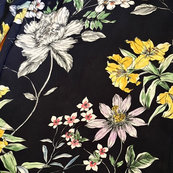 Like New 🌹 H&M Navy Floral Blouse Size 2 - Picture 2 of 2